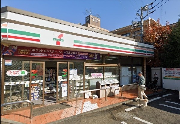 周辺環境:セブンイレブン横浜北寺尾7丁目店(近くて便利、期待以上の品質を提供するコンビニ。ネット注文、店舗受取や配達可能なセブンミール取扱あり。)
