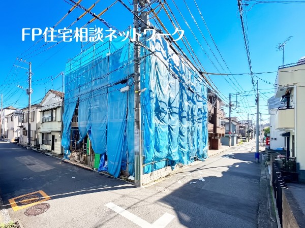 外観:快晴の青空に映える、日当たりの良い角地の新築物件。これから完成する理想の住まいへの期待が高まります。