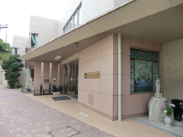 周辺環境:総持寺本町通保育園(緑が多く、広大な大本山總持寺の隣接地にあります。自然環境を活かした体験を保育に取り入れている園です。)