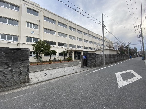 周辺環境:市場中学校(寛容で、たくましく、自ら未来を切り拓く人を育てます。地域と共に、人とのつながりを大切にしている学校)
