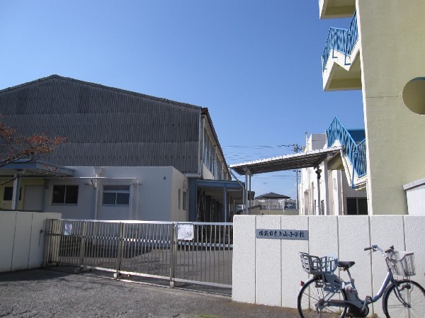 周辺環境:上山小学校(八幡神社近くの小学校。各学年2クラス。教育目標は「ここに学び　ここで遊ぶ　ここがふるさと　上山の子」)