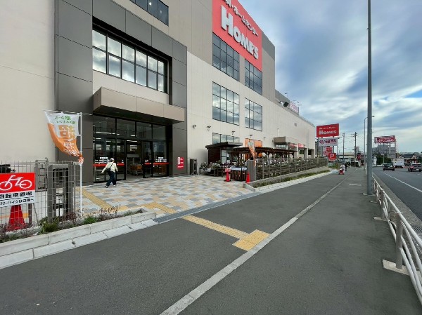 周辺環境:島忠 ホームズ横浜鶴見店(3階にはスーパーの三和があり便利な複合施設。日用品や食料品が一度に調達でき、週末のまとめ買いにも○)
