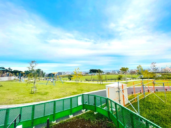 周辺環境:鶴見花月園公園(のんびり自然を満喫できる大型公園。風車の丘ではコスモスやひまわり、薔薇など季節の花々が咲き誇ります。)