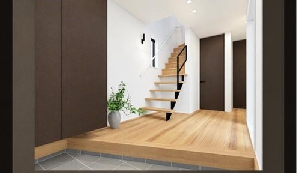 木の温もりと上質な建具が調和する玄関ホール。明るく開放的な空間が、心地よい帰宅時間を演出します。