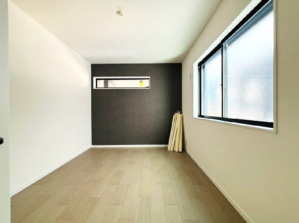 2面採光でお部屋の隅々まで明るい印象の居室。壁紙のアクセントクロスがシックな雰囲気を演出します。