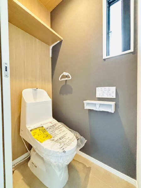 トイレは1階と2階に2カ所あります。朝の忙しい時間も慌てることなく使用できるので助かりますね。