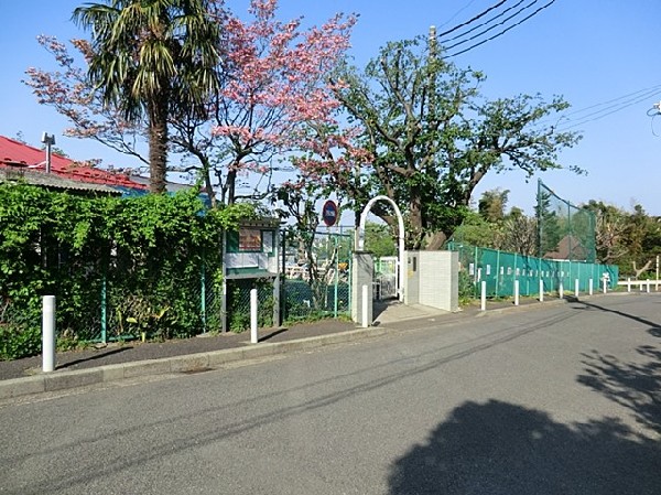 周辺環境:神大寺幼稚園(園内には大きな畑や、天然の筍収穫もできる竹林などがあり、たくさんの自然と触れ合うことができます。)