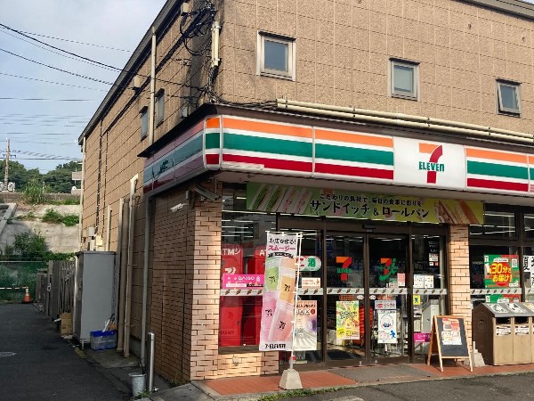 周辺環境:セブン-イレブン 横浜松見町３丁目店(時間を問わず、幅広い品物が揃うコンビニ。日常生活に深く関係する最重要施設として欠かせない存在です。)