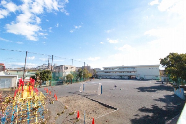 周辺環境:西寺尾小学校(線路沿いに建つ、各学年2クラス程の小学校。教育目標は「進んで学び　学びを深め　学びを活かす子ども」)