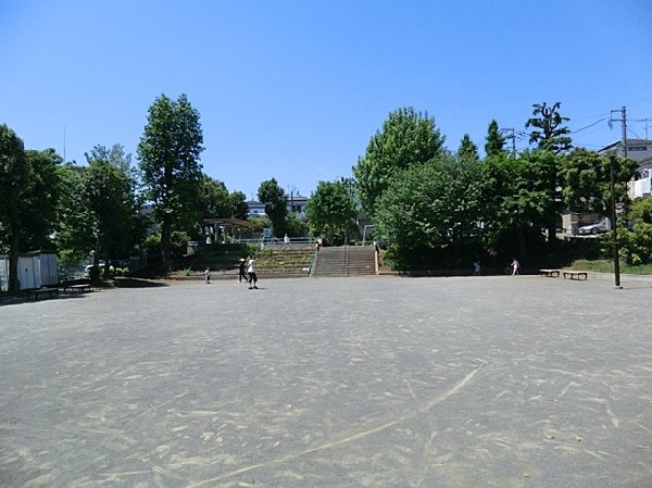周辺環境:松見八幡公園(八幡神社に隣接していて、盆踊り会場にもなる公園。ボール遊びができる広場とブランコや滑り台等の遊具あり)