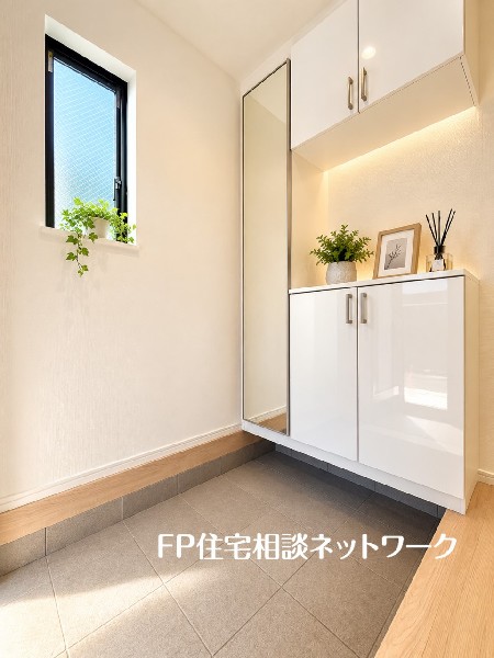 散らかりがちな玄関をスッキリと保てる玄関収納は、家の中に入る時最初に目に付く場所だからこだわりたい。