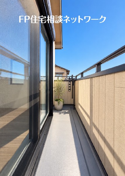 太陽の光と爽やかな風を受けたお洗濯物はあっという間に乾き、取りこむ時には太陽の匂いを感じられそう。  