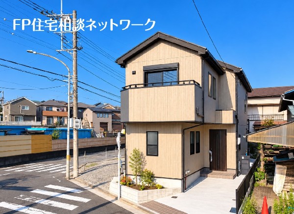 外観:南東道路に面しており、陽当り・通風ともに良好です。
