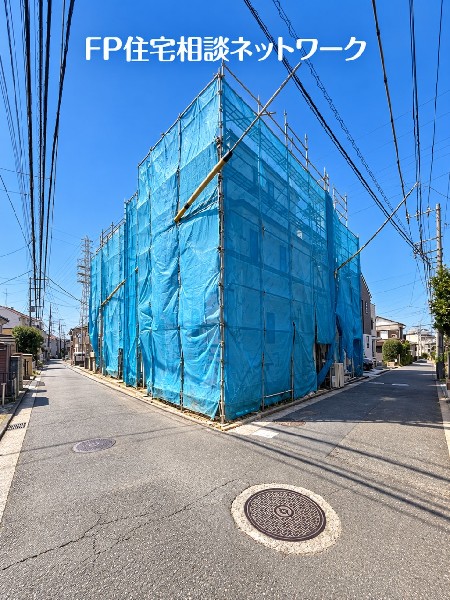 外観:南東道路で日当たり良好！室内には太陽の光はもちろん、爽やかな風が吹き抜け、居心地の良い空間を演出。