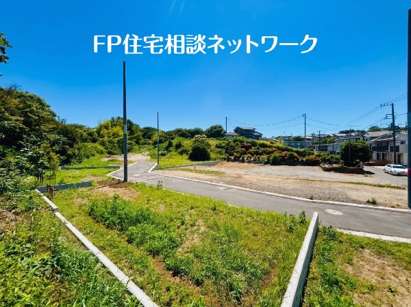 外観:家族の成長とともに永く穏やかに住み続けられる住まい。カースペース2台を確保し、快適な新生活を叶えます。