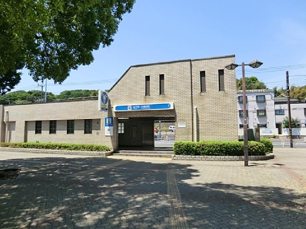 周辺環境:片倉町(横浜まで7分、センター北まで16分と、便利な駅。駅周辺にはコンビニやファミレスもある。)