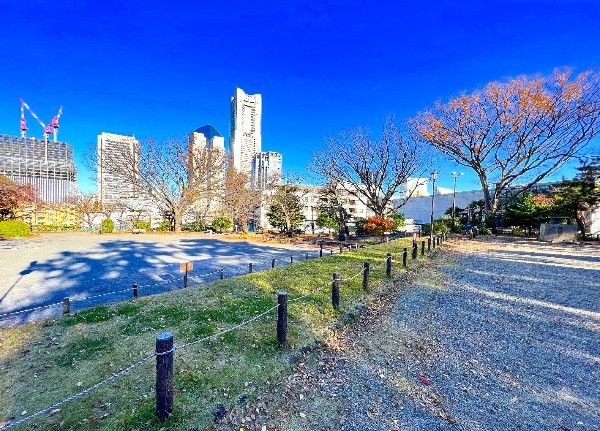 周辺環境:掃部山公園 (みなとみらいを見下ろす高台にあり、遊具広場や横浜能楽堂がある公園。花見や紅葉の名所としても有名です。)
