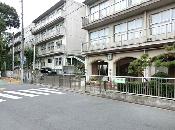 周辺環境:老松中学校(野毛山公園に隣接し、緑豊かな環境に位置しています。昭和22年創立、各学年4クラス程の中学校。)