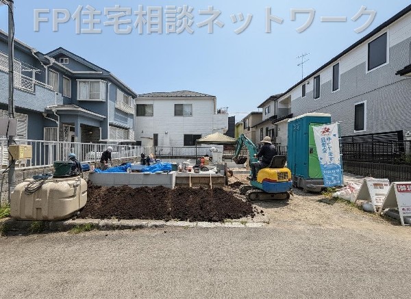 外観:閑静な車通りの少ない道路。お車の出し入れが苦手なママや小さなお子様にも安心ですね。