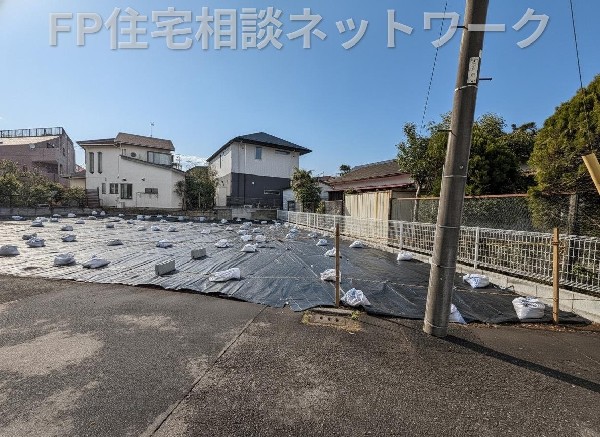 外観:閑静な車通りの少ない道路。お車の出し入れが苦手なママや小さなお子様にも安心ですね。