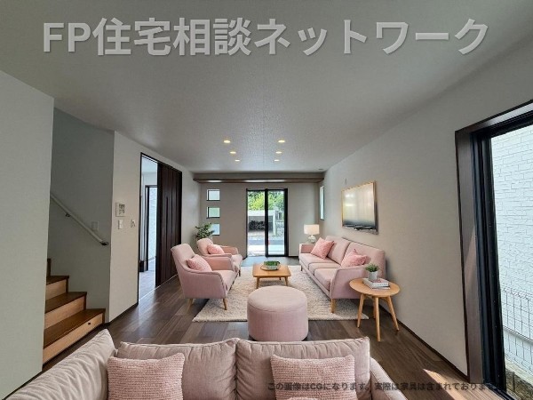 LDKを通る階段配置を備えたリビング階段で、この住まいらしい使いやすさをしっかり感じられます。  