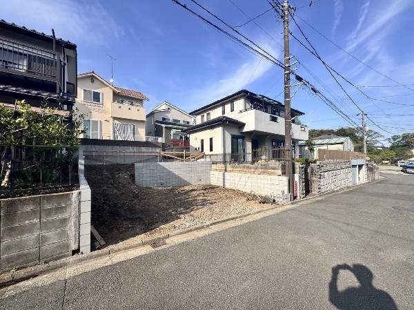 外観:閑静な車通りの少ない道路。お車の出し入れが苦手なママや小さなお子様にも安心ですね。
