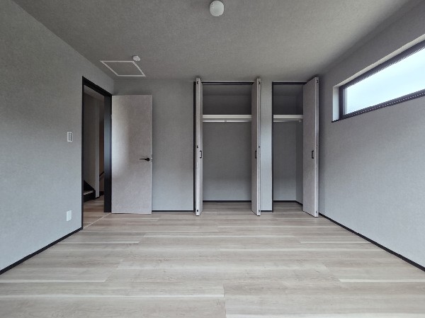 各居室にある収納を備えた居室収納で、この住まいらしい使いやすさをしっかり感じられます。