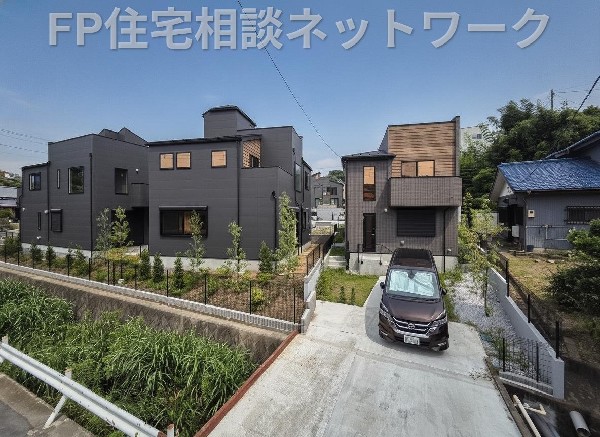外観:青空を背景に凛と立つスタイリッシュな外観が、住まう人に誇りを与えてくれます。