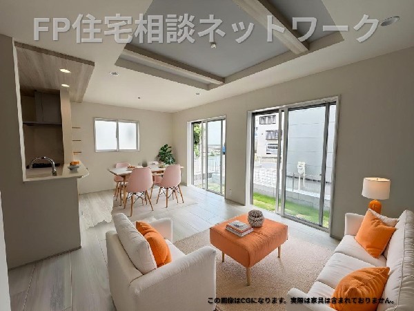 大きな窓からたっぷり光が入る爽快なＬＤＫ！毎朝気持ちよく家族を「いってらっしゃい」と送り出せそう  