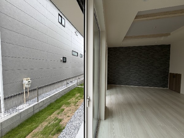 通常より広い開口部を備えた大きな窓で、この住まいらしい使いやすさをしっかり感じられます。  