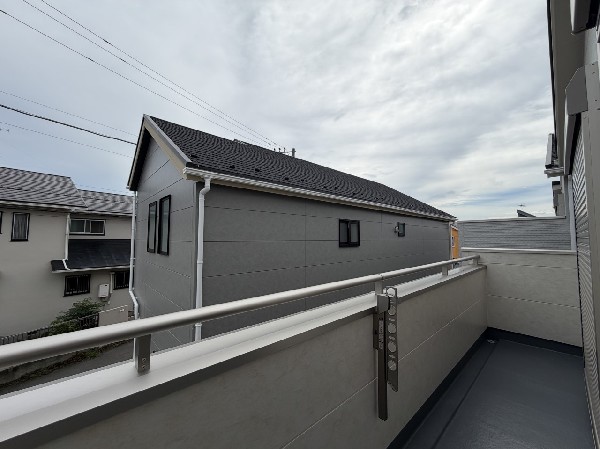 開放的なバルコニーは太陽の温かな温もりをめいっぱい受け止めてくれます。  