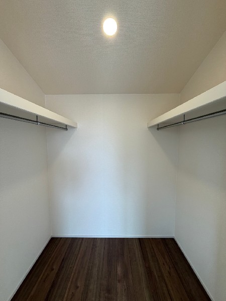 大容量のクローゼット付きでお部屋スッキリ！お洋服や季節物の収納に困らないのが嬉しいポイント♪  