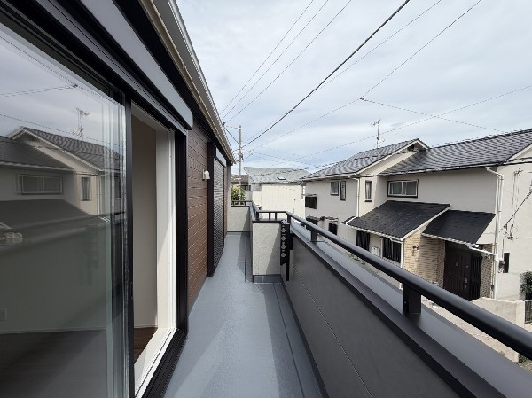 2部屋にまたがる広々バルコニー。明るい光と爽やかな風を室内にたくさん取り込むことが出来そうです。  