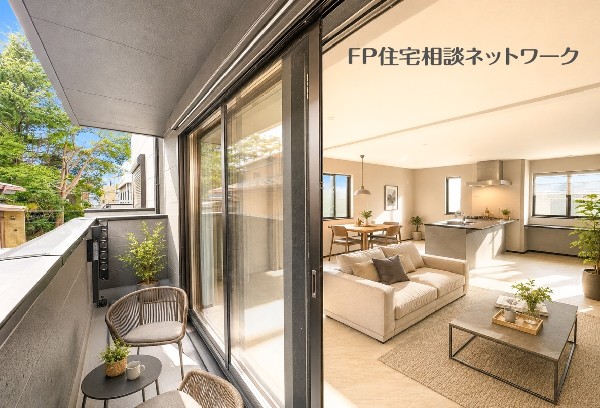 バルコニーのあるリビング（本画像はAI加工済みであり、現地に家具等はなく価格にも含まれていません）