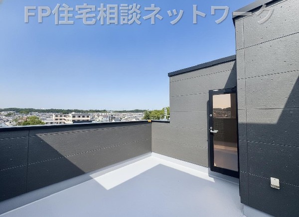 ルーフバルコニーは、家族が集まるもう一つの憩いの場ですね。
