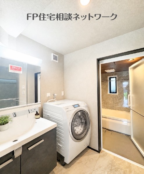 ゆとりのある広さの洗面所（本画像はAI加工済みであり、現地に家具等はなく価格にも含まれていません）