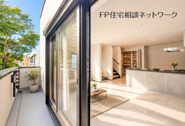 開放的なバルコニー（本画像はAI加工済みであり、現地に家具等はなく価格にも含まれていません）