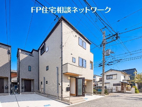 外観:小学校や幼稚園など徒歩圏内の住環境は、写真だけでなく現地でも魅力が伝わる見どころです。
