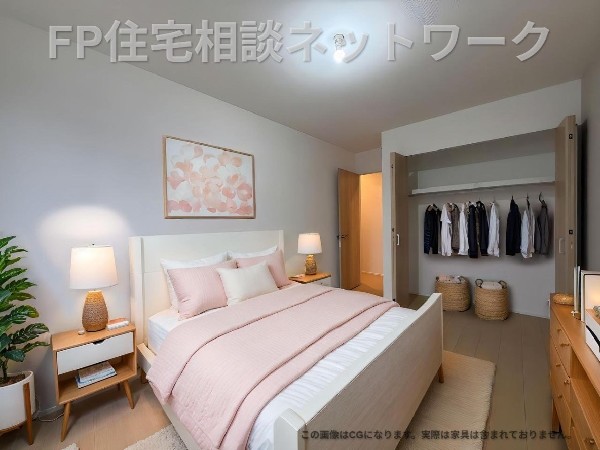 収納力が豊富な大型クローゼット。普段着やスーツはもちろん、コート類などもしっかり掛けられます。