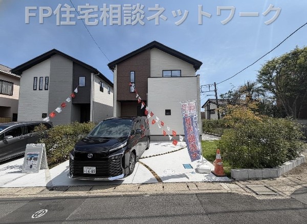 外観:駅徒歩圏の利便性と落ち着いた住環境が両立。心地よい陽光と風が住まいへの期待を膨らませます。  