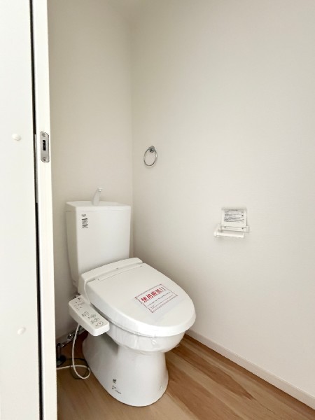 各階にあるトイレを備えたトイレで、この住まいらしい使いやすさをしっかり感じられます。  