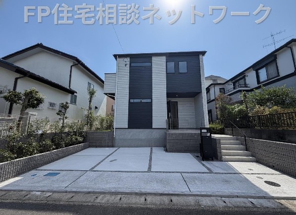 外観:青空を背景に凛と立つスタイリッシュな外観が、住まう人に誇りを与えてくれます。  