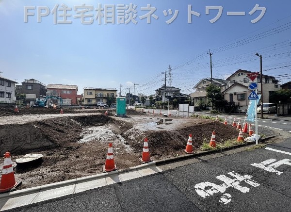 外観:閑静な車通りの少ない道路。お車の出し入れが苦手なママや小さなお子様にも安心ですね。  