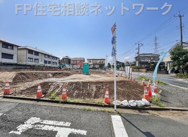 外観:前面道路が広々！また、角地の為、明るく開放感のある立地となります。