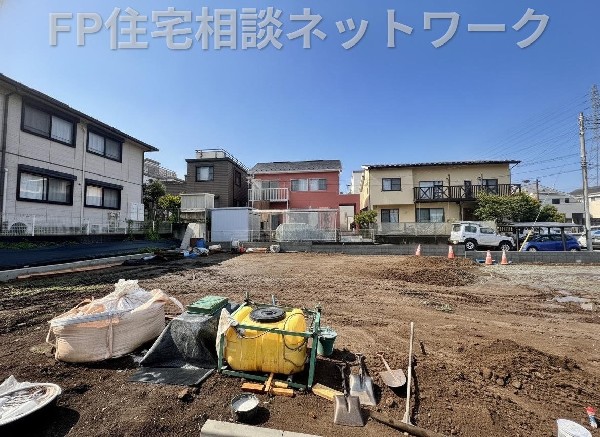 外観:小学校まで徒歩9分、中学校まで13分の住環境は、写真だけでなく現地でも魅力が伝わる見どころです。  