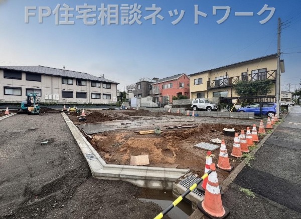 外観:低層の一戸建てが整然と並び、高い建物がないため採光や開放感に恵まれています。  