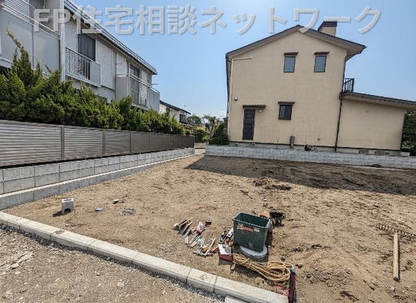 外観:閑静な車通りの少ない道路。お車の出し入れが苦手なママや小さなお子様にも安心ですね。