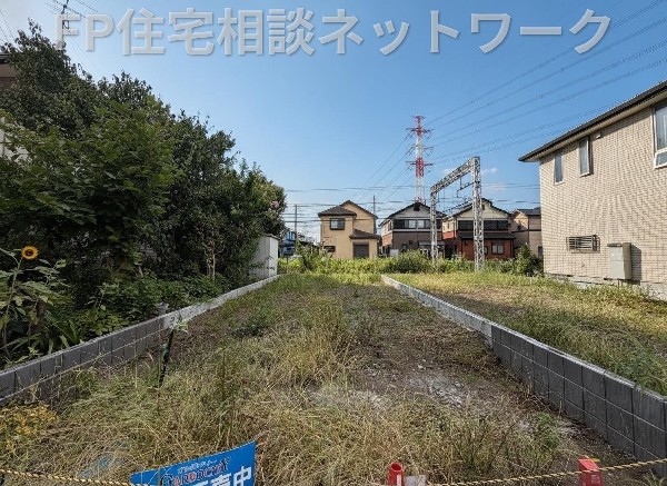 外観:駅徒歩圏の利便性と落ち着いた住環境が両立。心地よい陽光と風が住まいへの期待を膨らませます。  
