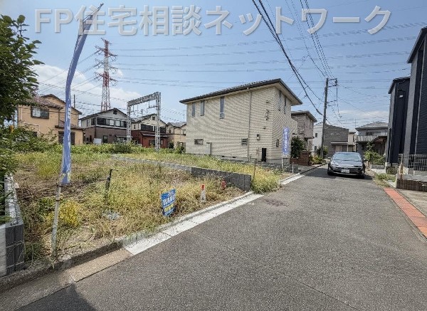 外観:車通りの少ない立地を活かした前面道路は、写真だけでなく現地でも魅力が伝わる見どころです。  