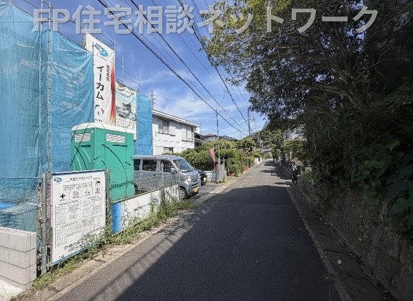 外観:閑静な車通りの少ない道路。お車の出し入れが苦手なママや小さなお子様にも安心ですね。  